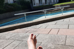 Leben und Füße chillen am/im Kneipp-Becken.