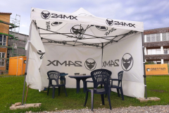 Der improvisierte Rauchersalon.